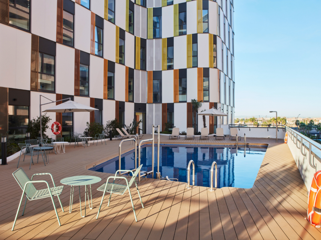 ¡Descubre Resa Patacona! Un alojamiento flexible al lado del mar, muy cerca del centro de Valencia y con unas instalaciones de 10.